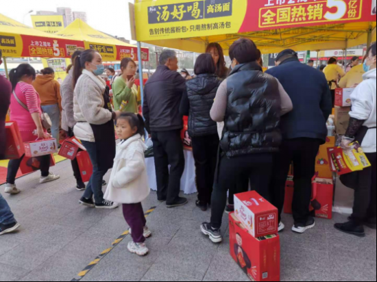 白象食品還為消費者提供了豐富的獎品,茶吧機,愛仕達湯鍋,雞蛋,白象