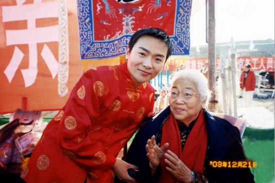 2003年元旦前夕，月阳在北京主持常大师慰问河南民工的公益演出.jpg